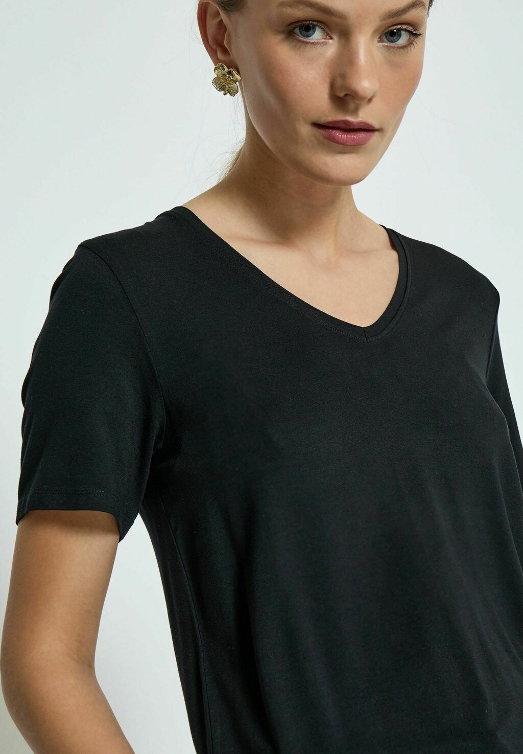 

Базовая футболка SAMANTHA V-NECK PEPPERCORN, черный