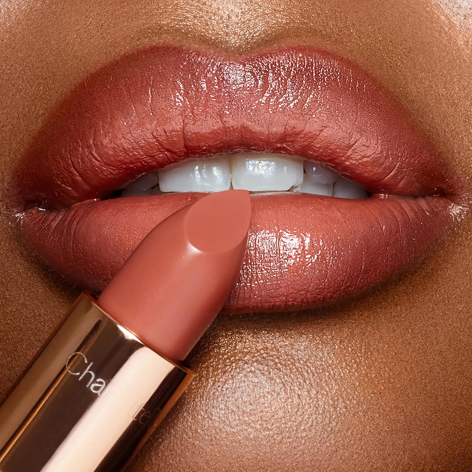 Помада Charlotte Tilbury KISSING - увлажняющая и питательная помада с светоотражающими пигментами для сияющего финиша и визуального увеличения объема губ., Stoned Rose - warm coral rose — фото 4