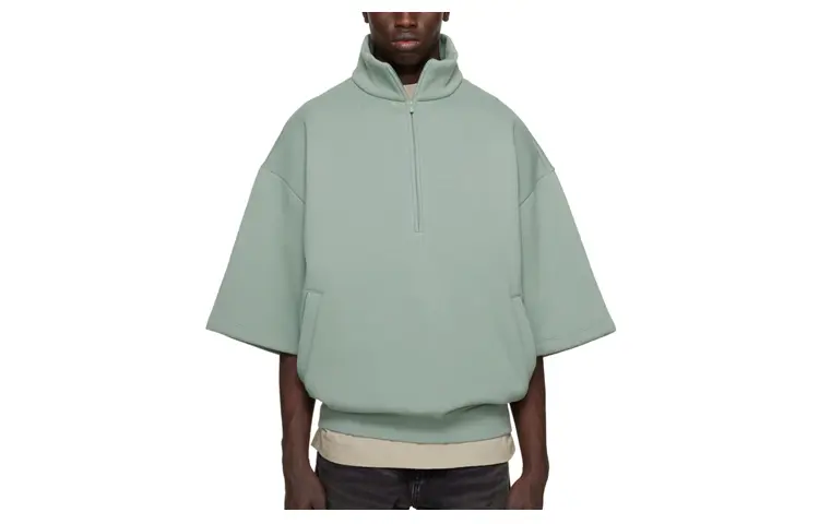 

Рубашка с заниженным плечом и полумолнией Fear Of God Essentials, цвет Haze Blue