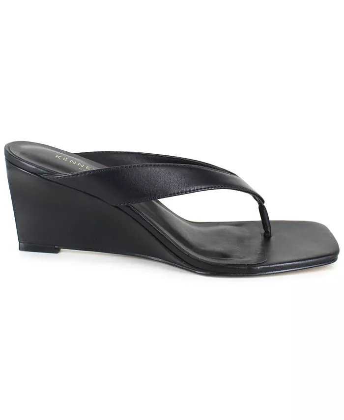 Женские босоножки-стринги Susannah Dress Wedge Kenneth Cole New York, черный — фото 2