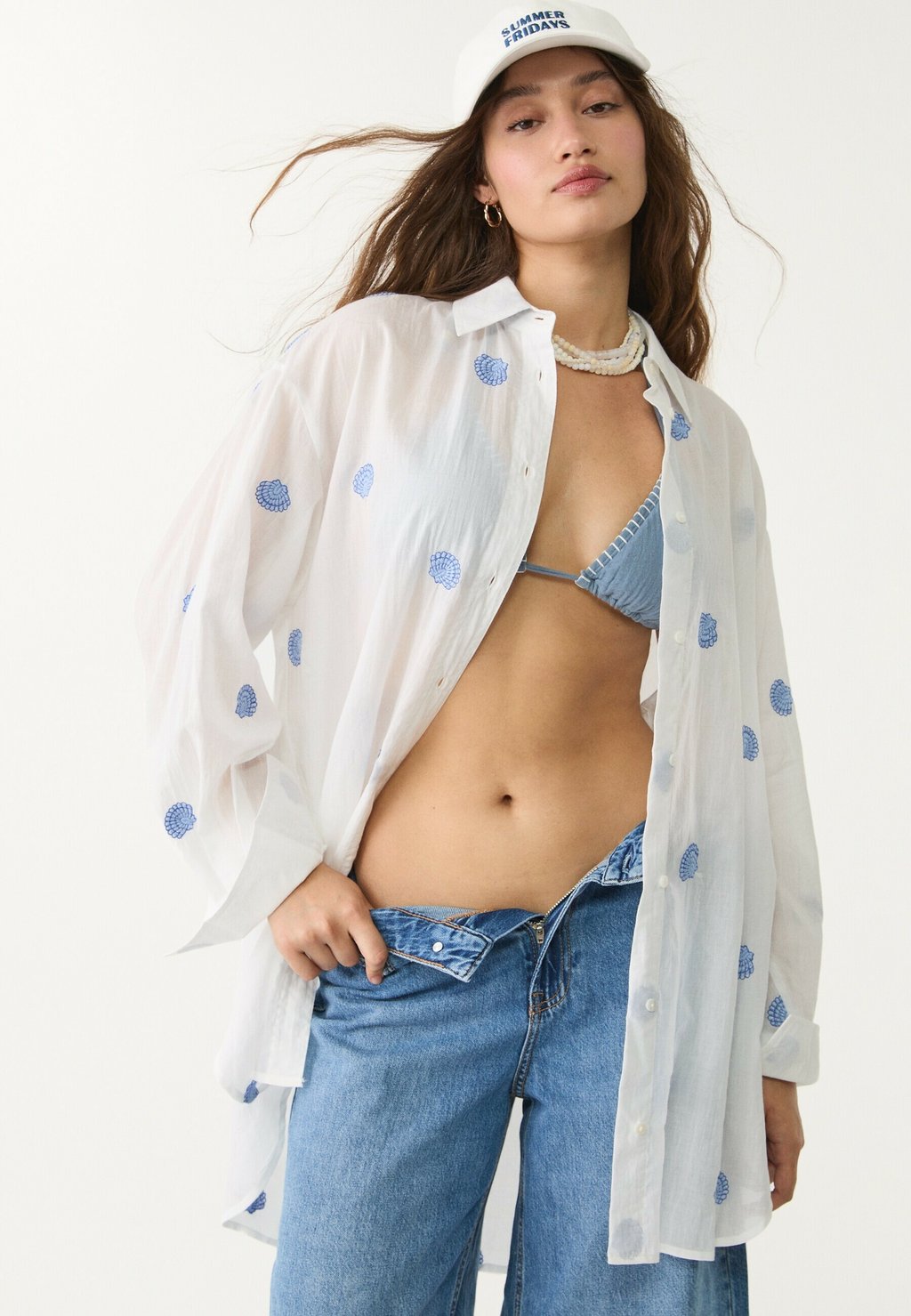 

Блузка на пуговицах LONG FLOWING SEASHELL EMBROIDERY Stradivarius, белый