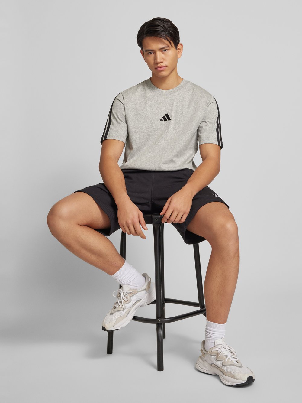 

Футболка с вышитым логотипом ADIDAS SPORTSWEAR, светло-серый