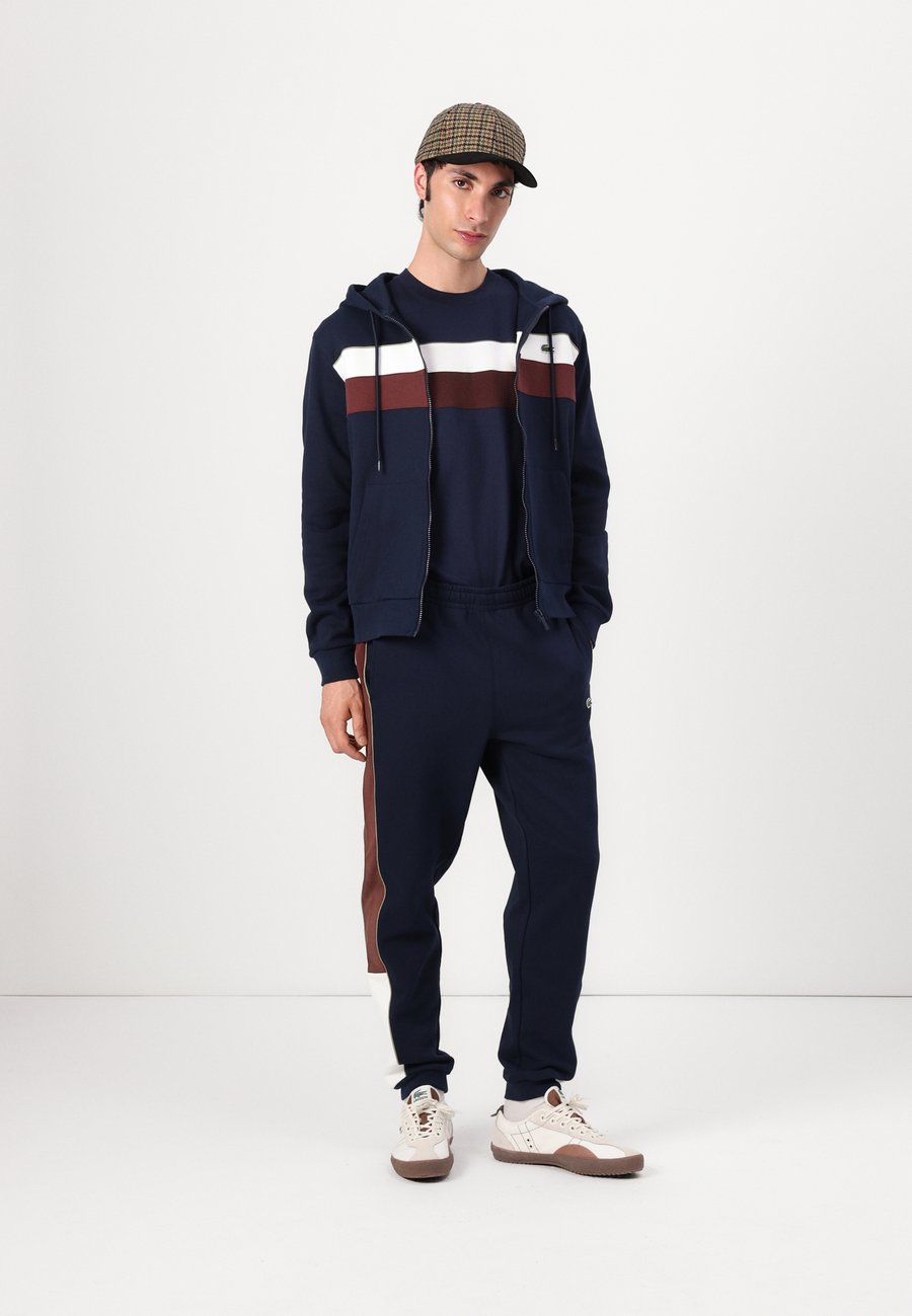 Худи Lacoste Hoodie, Navy Blue/Flour/Red Vermouth/Dark Blue — фото 2