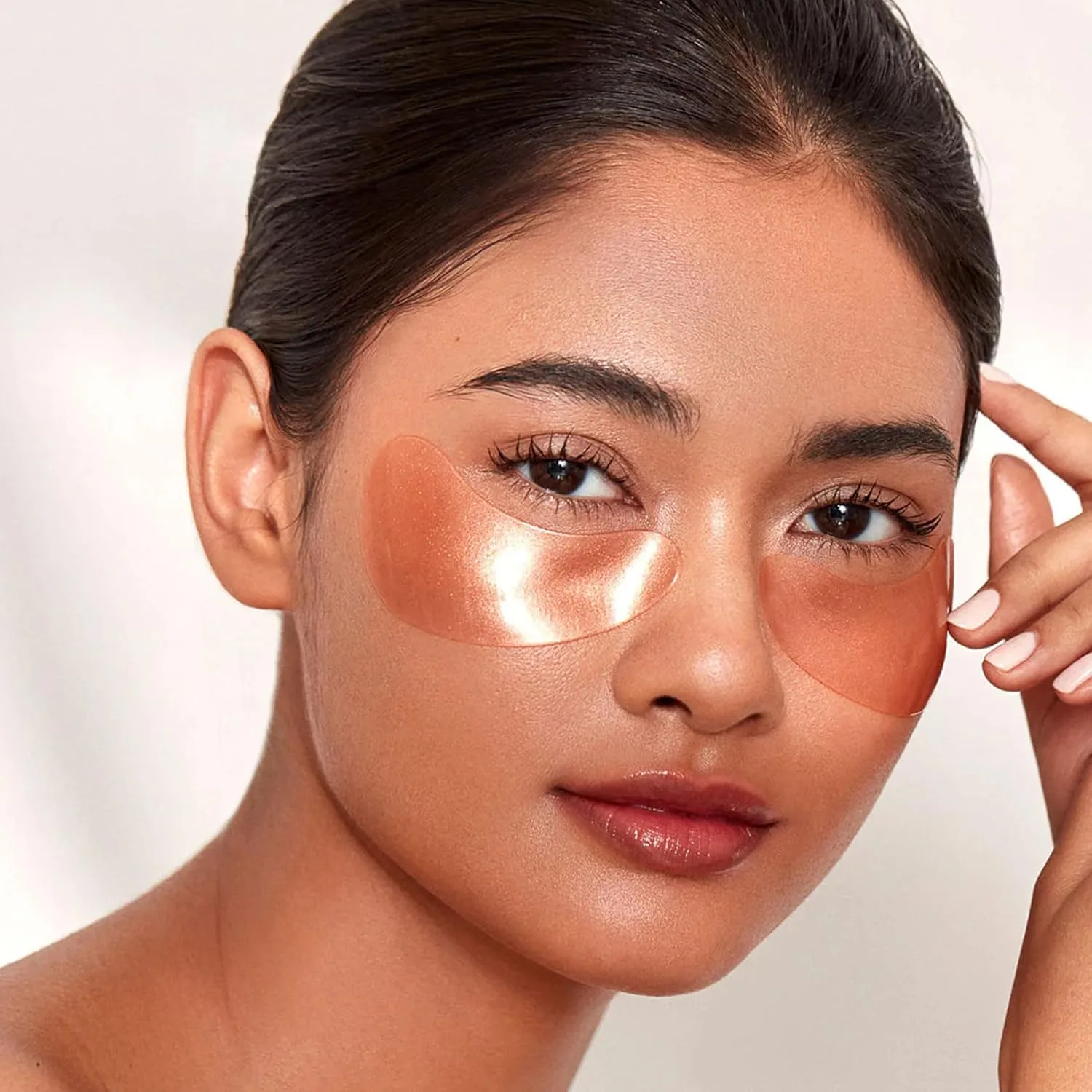 111SKIN Rose Gold Illuminating Eye Mask, осветляющие и увлажняющие патчи для области под глазами с экстрактом розы, коллоидным золотом и витамином C, 8 пар 8 шт. (1 шт.), Gold — фото 2