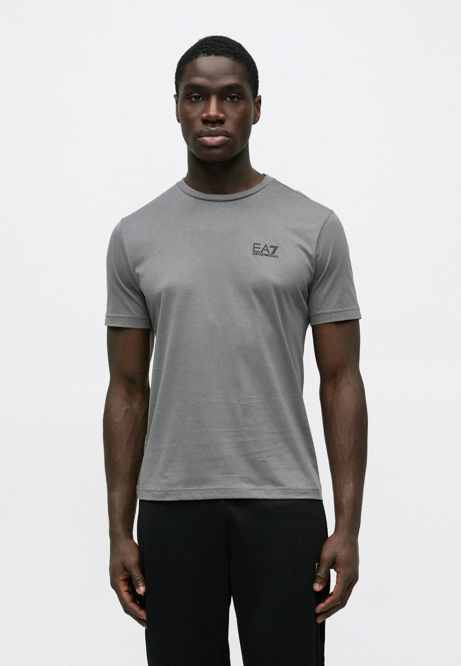 

Футболка EA7 Emporio Armani TRAIN CORE TEE UNISEX, Smoked Pearl/Grey, Белый, Футболка EA7 Emporio Armani TRAIN CORE TEE UNISEX, Smoked Pearl/Grey