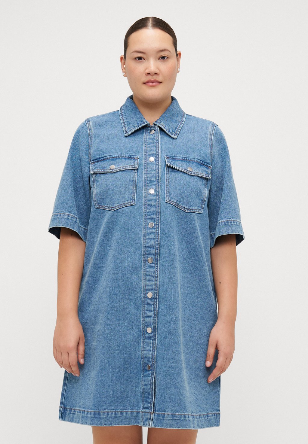 

Джинсовое платье VMCFENJA 2/4 SHORT DRESS Vero Moda Curve, цвет Medium Blue Denim