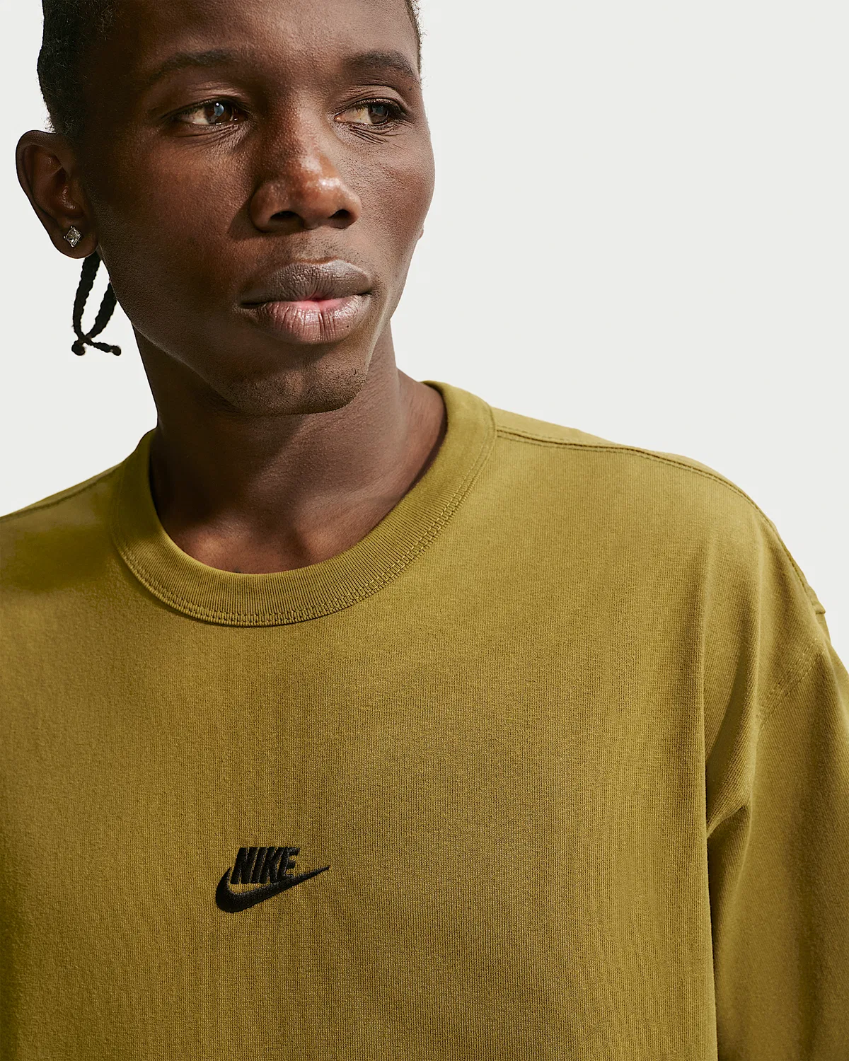 Мужская футболка Nike Sportswear Premium Essentials, Olive Flak — фото 3