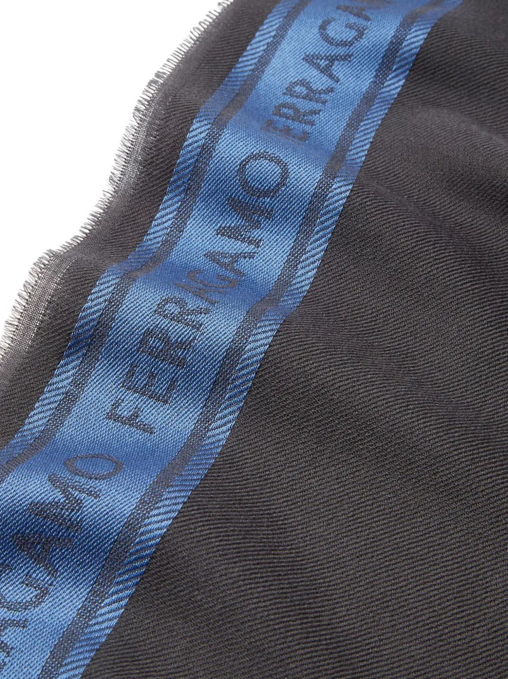 

Шарф в стиле колор-блок с логотипом Ferragamo, серый