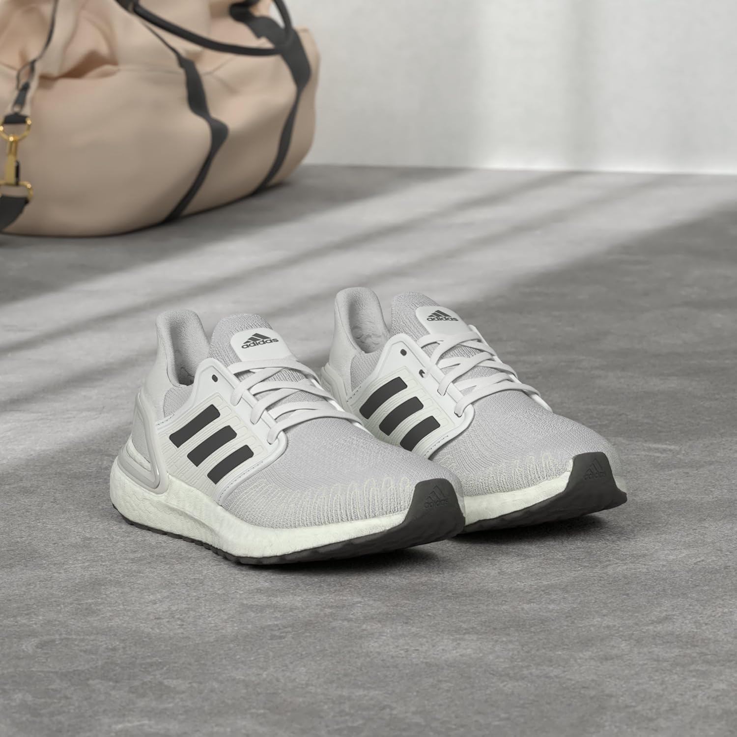 Мужские беговые кроссовки adidas Ultraboost 20, белый/серый — фото 2
