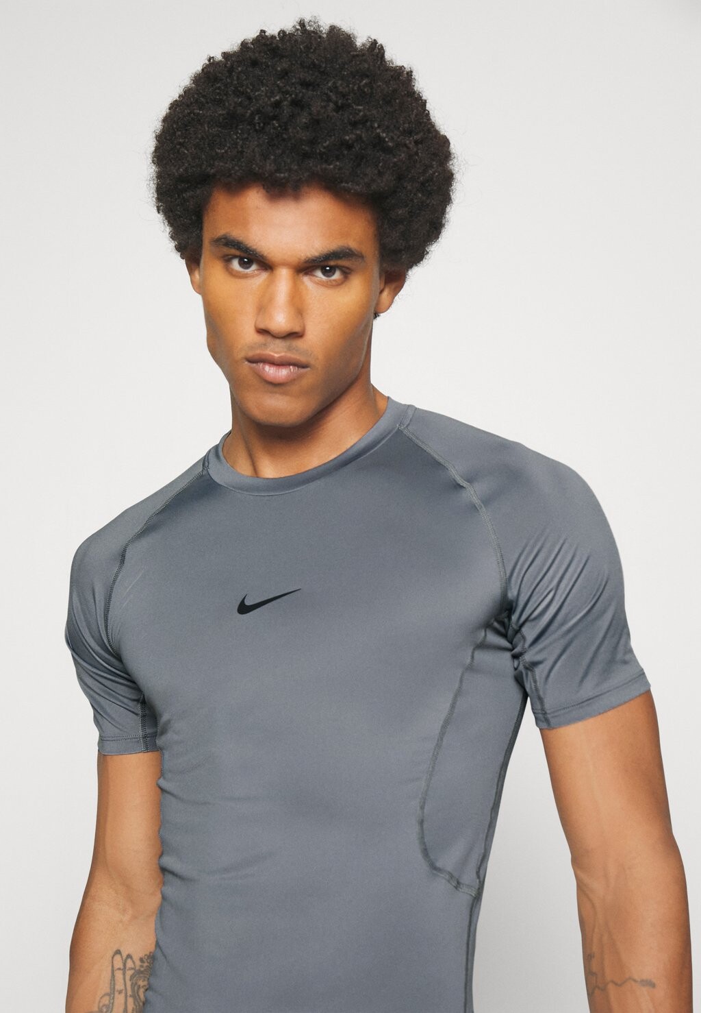 Футболка Nike TIGHT, цвет Smoke Grey/Black — фото 4