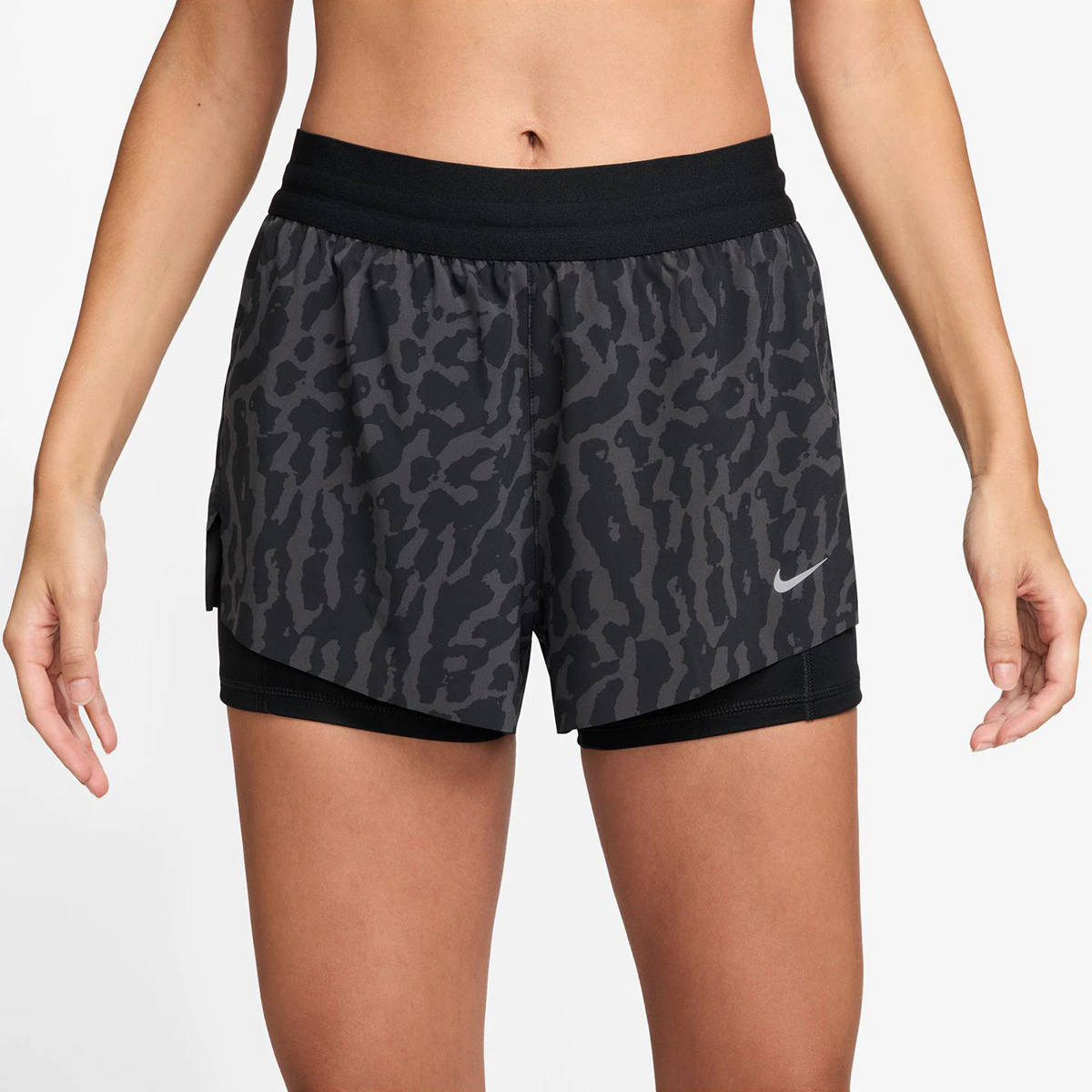 

Женские шорты Nike Swift 2-в-1, цвет Estampado