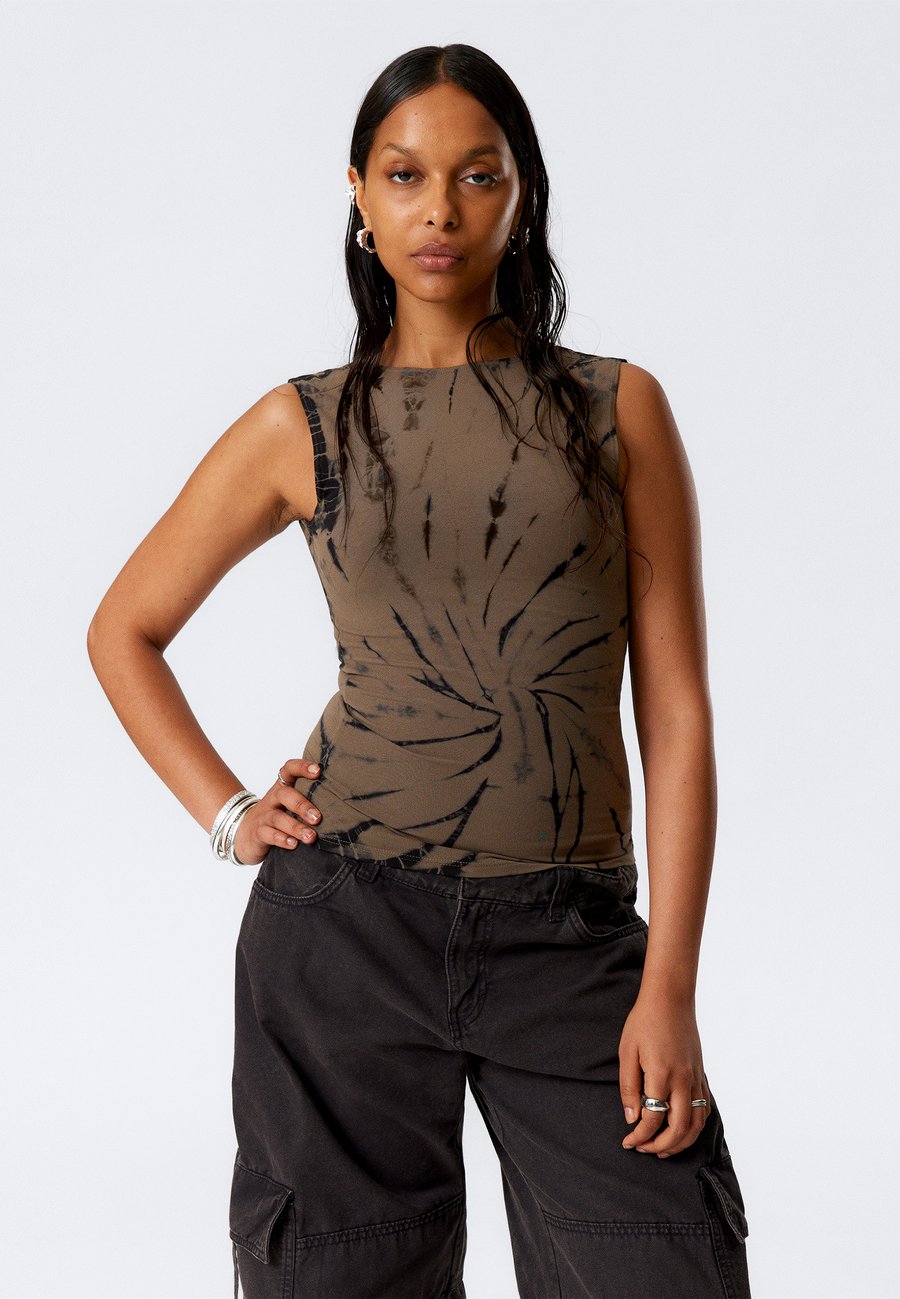 

Топ Weekday OPEN BACK BOAT NECK TANK, Mole Dark/Brown