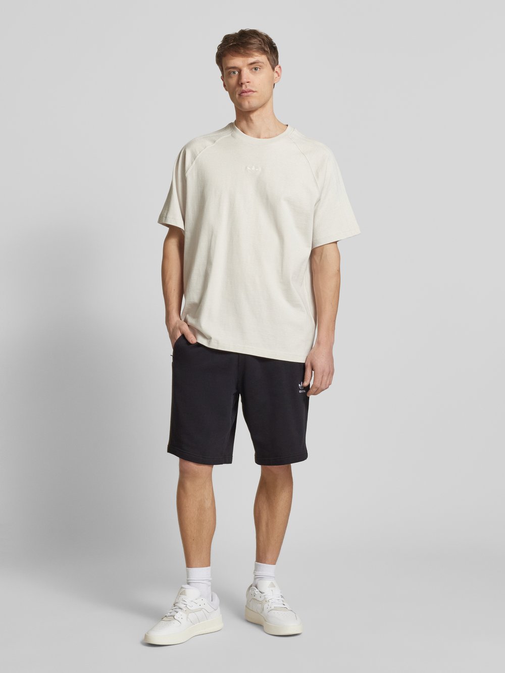 

Спортивные шорты с эластичным поясом adidas Originals, черный