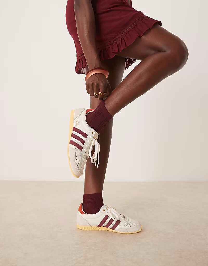 

Кроссовки Adidas Originals Japan белого и бордового цветов
