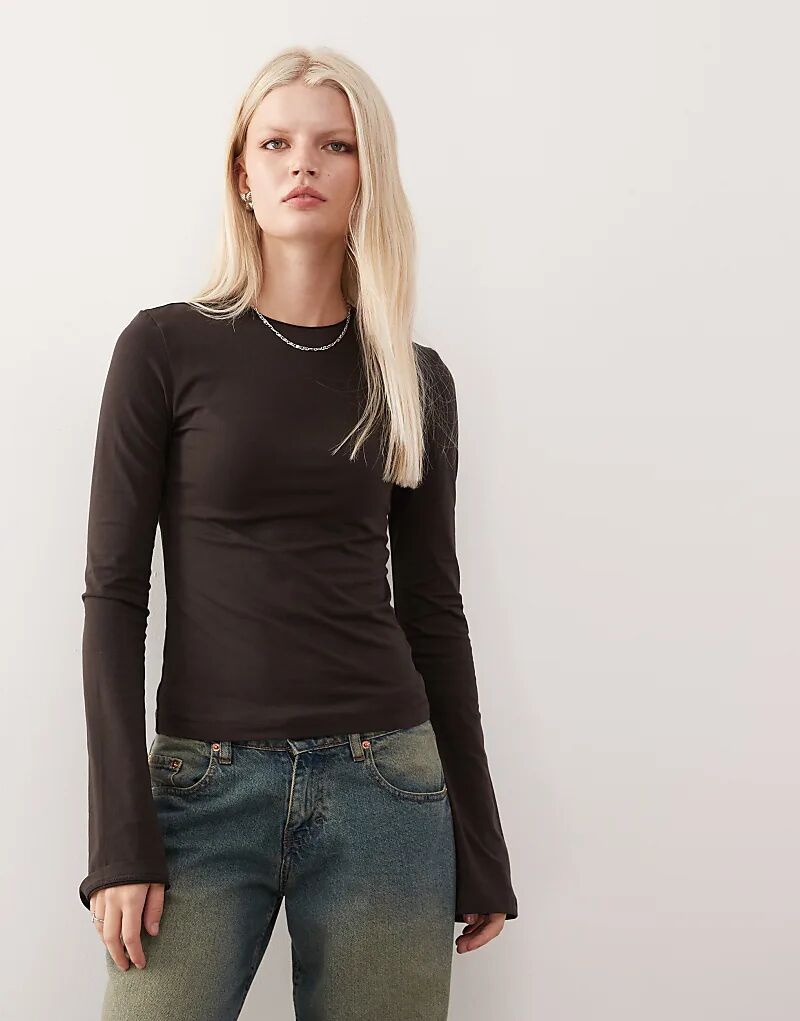 

Расклешенный лонгслив с длинными рукавами Weekday темно-коричневого цвета