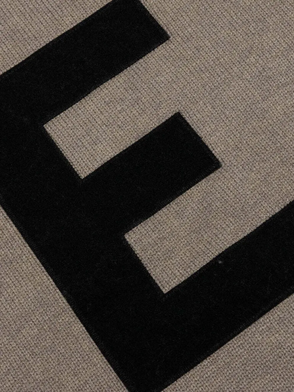 Свитер с необработанными краями и буквами "e" Fear Of God Essentials Kids, коричневый — фото 3