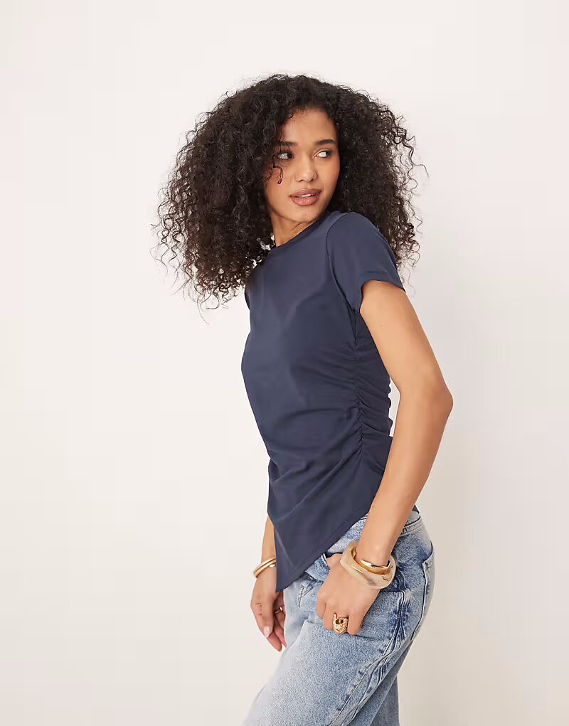 

Футболка ASOS DESIGN с асимметричным кроем и сборками по бокам темно-синего цвета