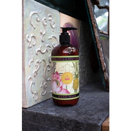 The English Soap Company Kew Gardens Средство для мытья рук и тела Освежающее растительное средство для умывания с густой пеной, обогащенное успокаивающим алоэ вера и витамином Е, аромат ананаса и розового лотоса, 500 мл — фото 3