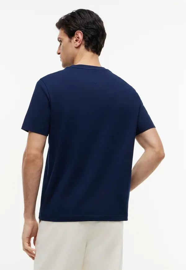 Футболка Tommy Hilfiger Main Flag Regular Tee Americana Capsule Print T-Shirt, угольно-синий — фото 3