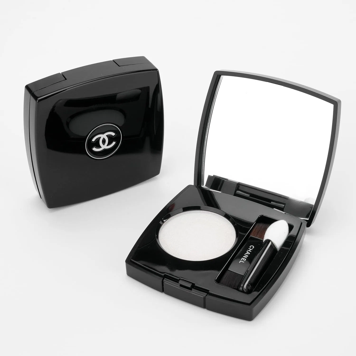 Тени для век Chanel Ombre Essentiel #220 Blanc Pail, 2.2 г — фото 2