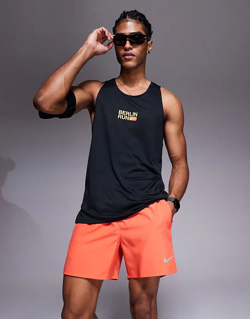 

Шорты Nike Running Dri-FIT Challenger 5 дюймов красного цвета