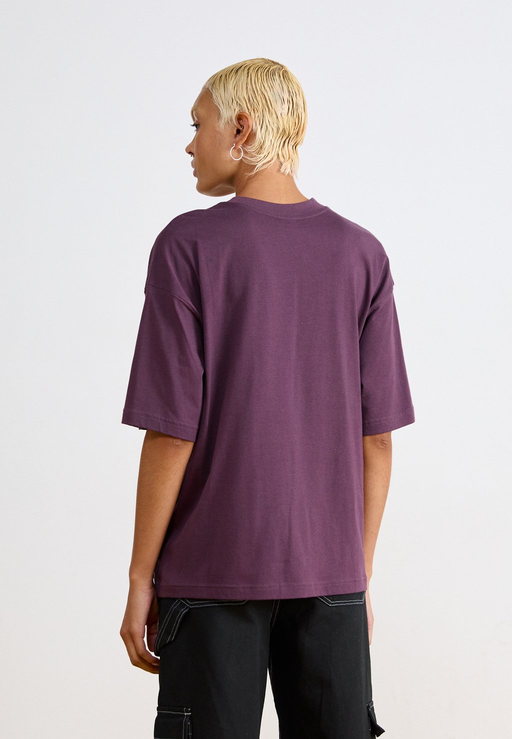 

Футболка с принтом OVERSIZED New Balance, темно-фиолетовый