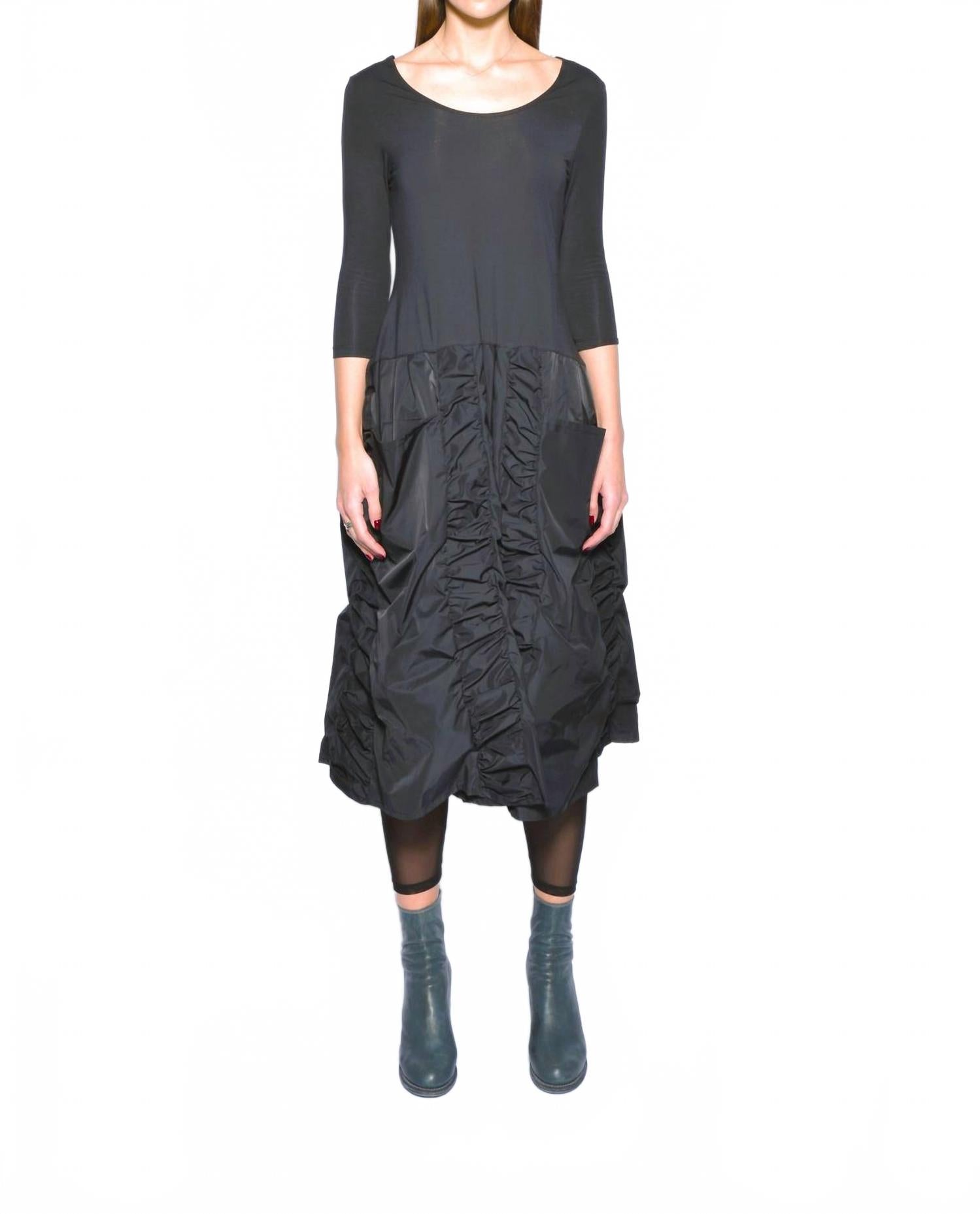 

Платье Ophelia Flair в черном цвете Simply Mila