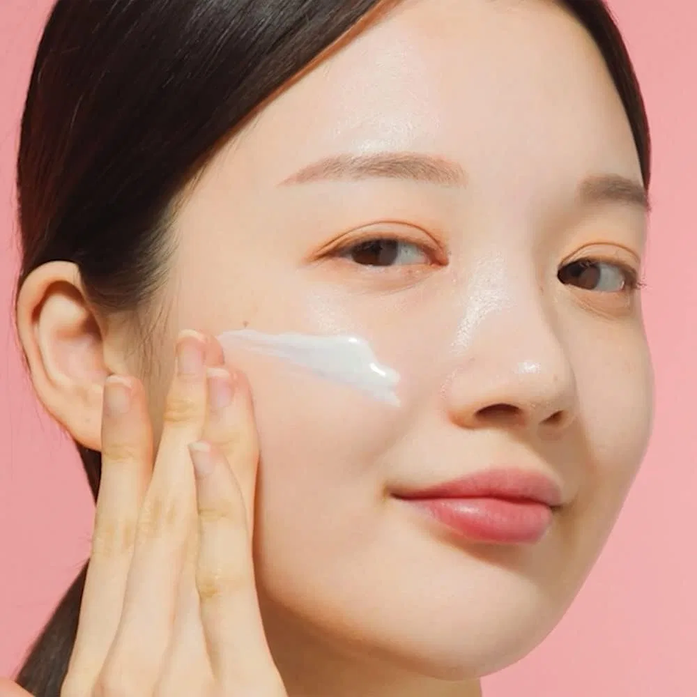 Солнцезащитный крем для лица REYENA16 Daily UV Defense Sun Milk SPF 50+ PA++++ 50 мл — фото 3