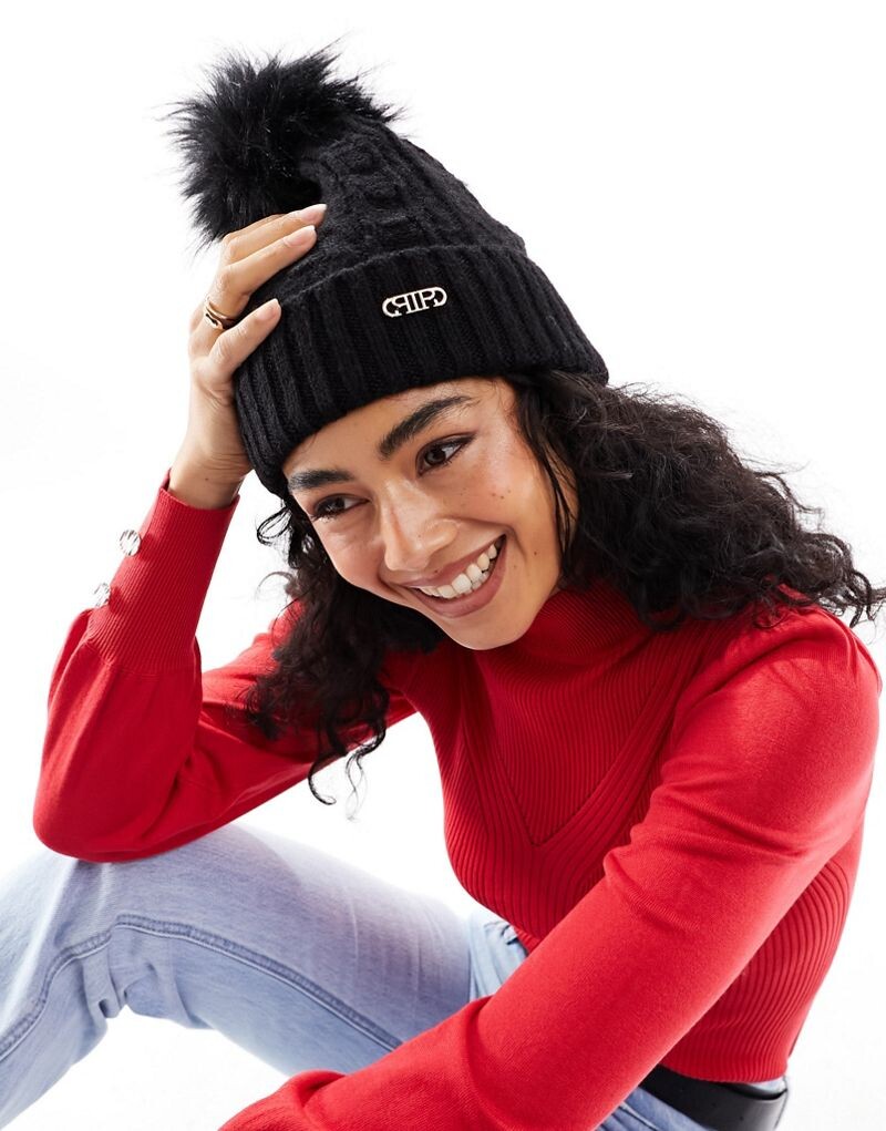 

Черная шапка вязки с помпонами River Island