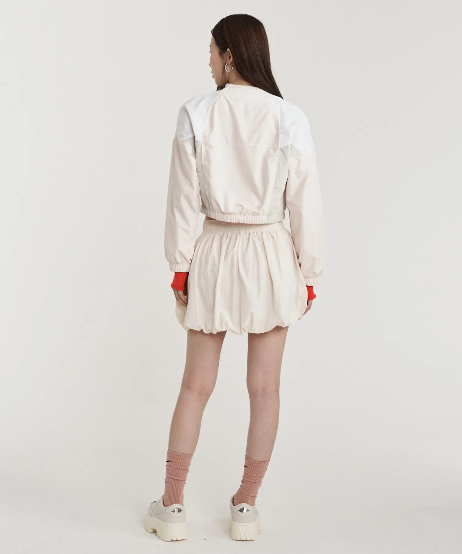 Женская юбка NIKE Loose Bubble короткая нейлоновая белая — фото 4