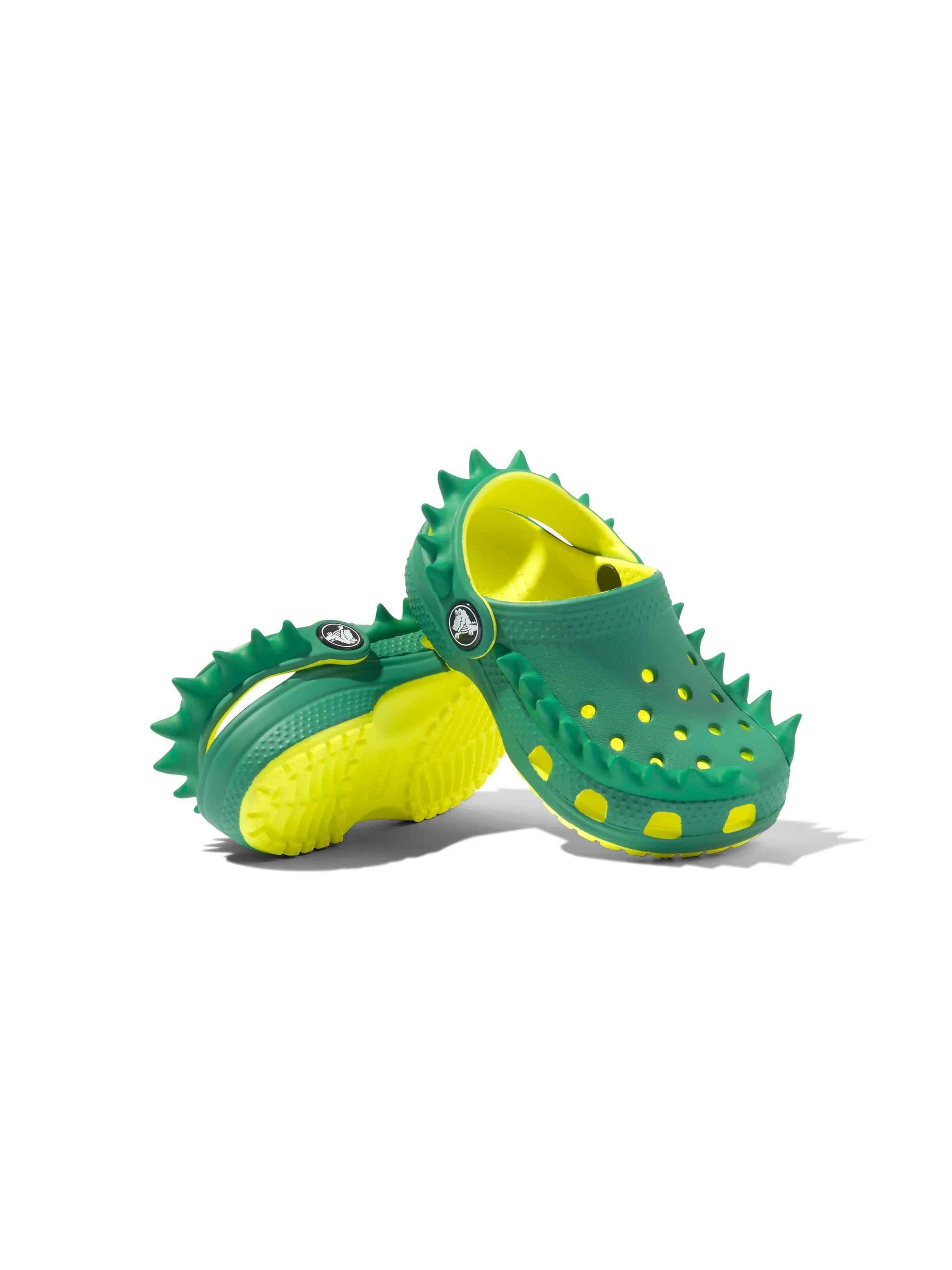 Сандалии с тиснением под кожу крокодила и шипами Crocs Kids, зеленый — фото 2