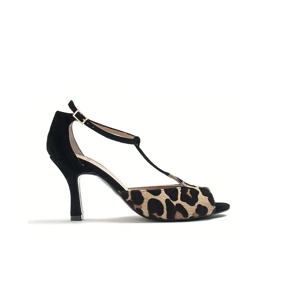 

Женские босоножки на каблуке Mad Pumps из черной замши с животным принтом