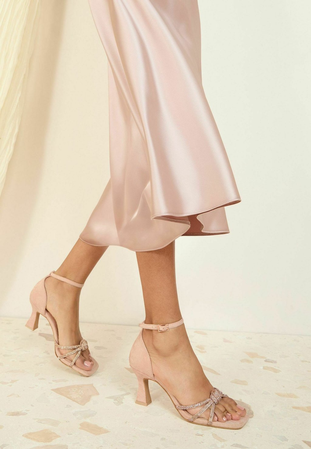 Сандалии REGULAR FIT - EMBELLISHED KNOT MID Friends Like These, цвет Nude — фото 2