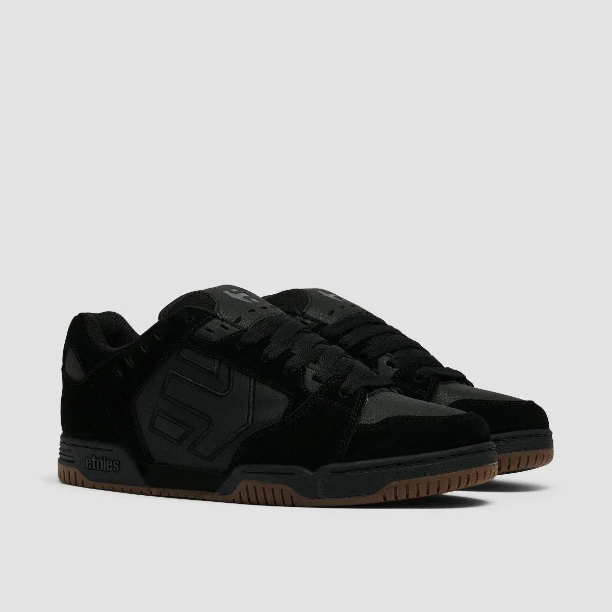 Мужские низкие скейтбордические кроссовки Etnies Faze, черные, с резиновой подошвой и круглым носком, модель VER1575