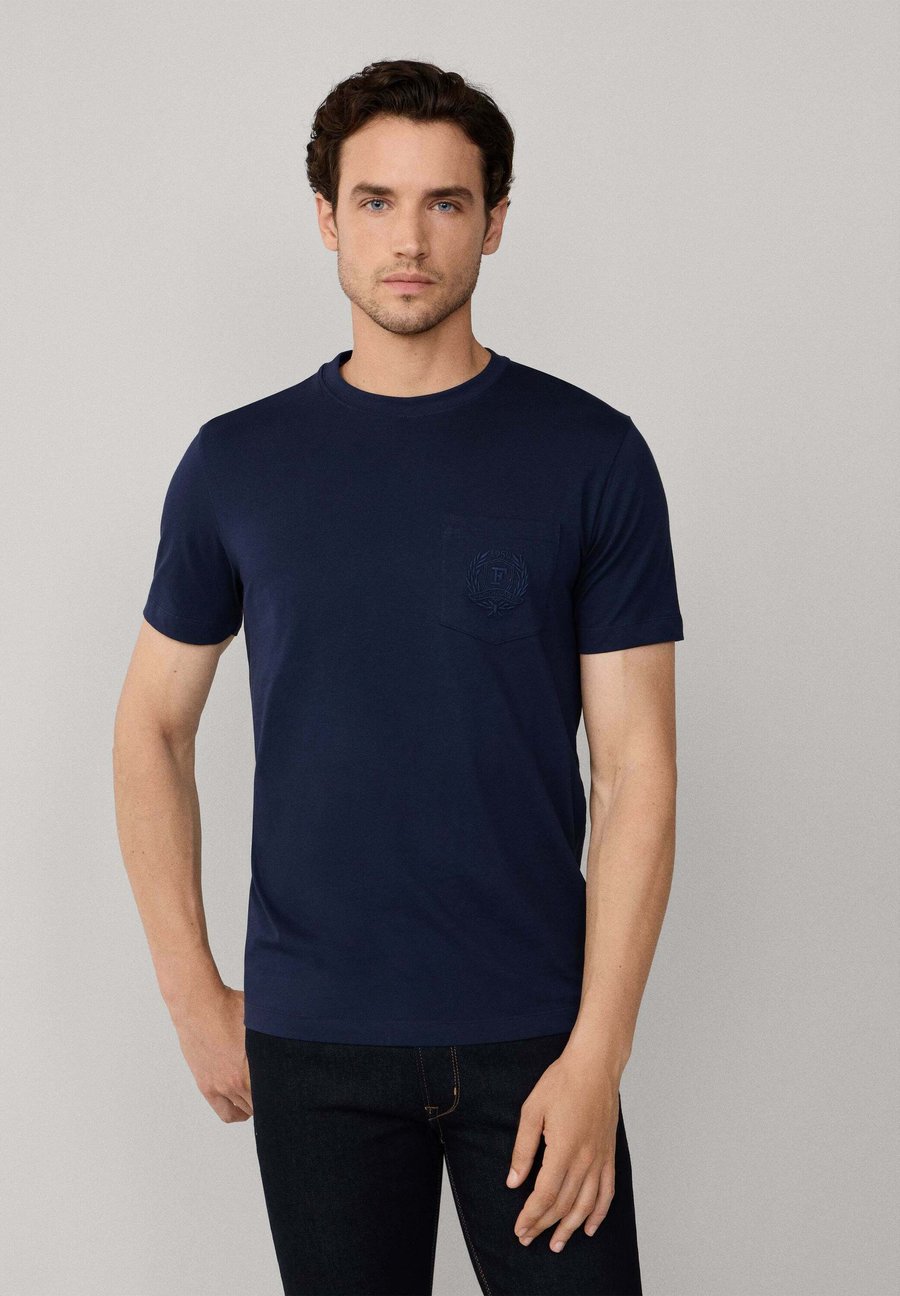 

Футболка Façonnable REGULAR FIT POCKET EMBROIDERY, Marine Blue/Dark Blue