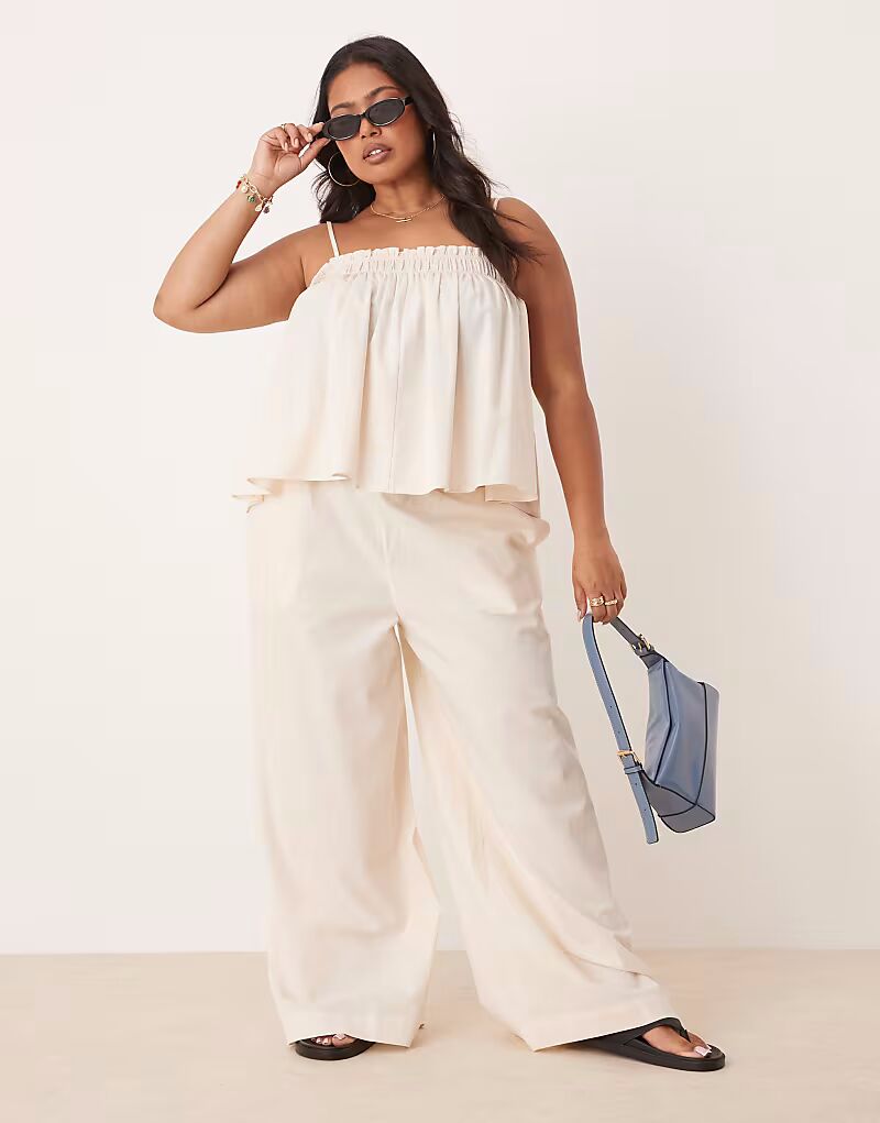 

Брюки Curve со сборками на талии, застегивающиеся на пуговицы, кремового цвета Asos Design