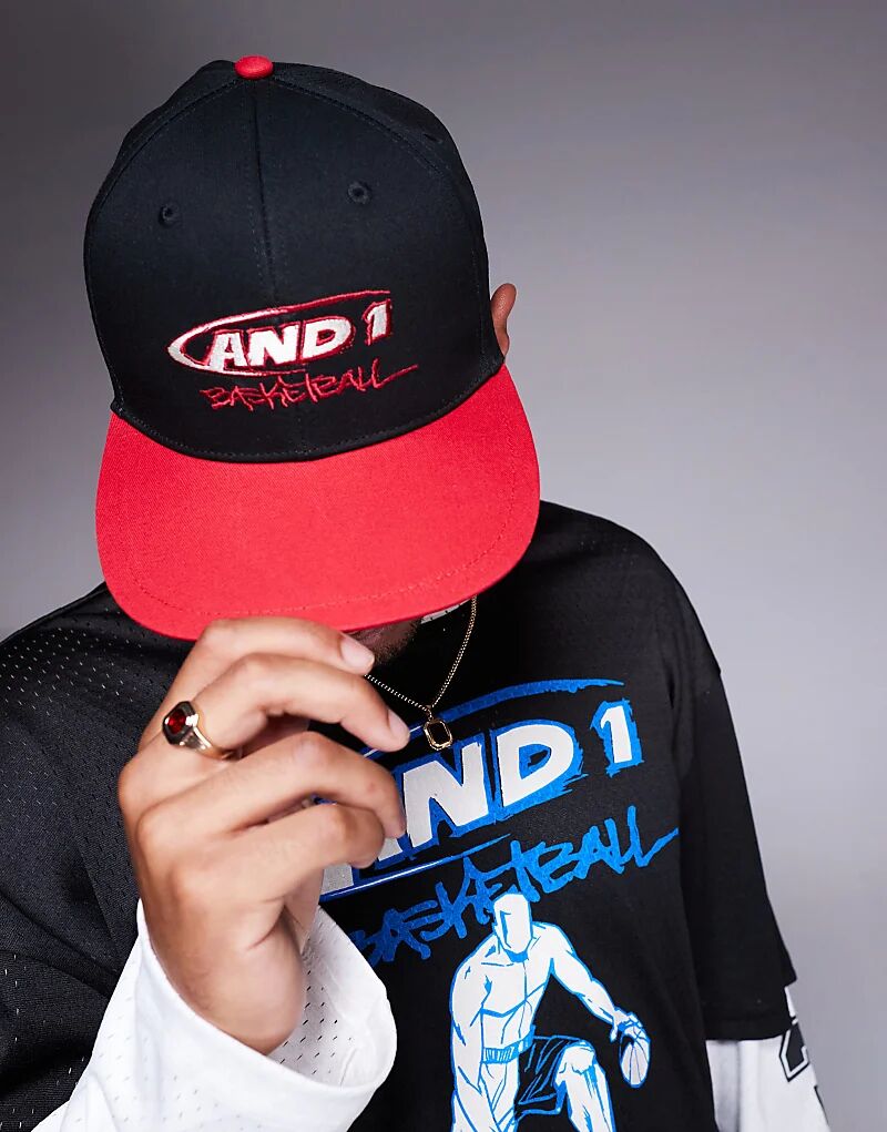 

Спортивная кепка с логотипом AND1 и контрастным козырьком черного и красного цветов