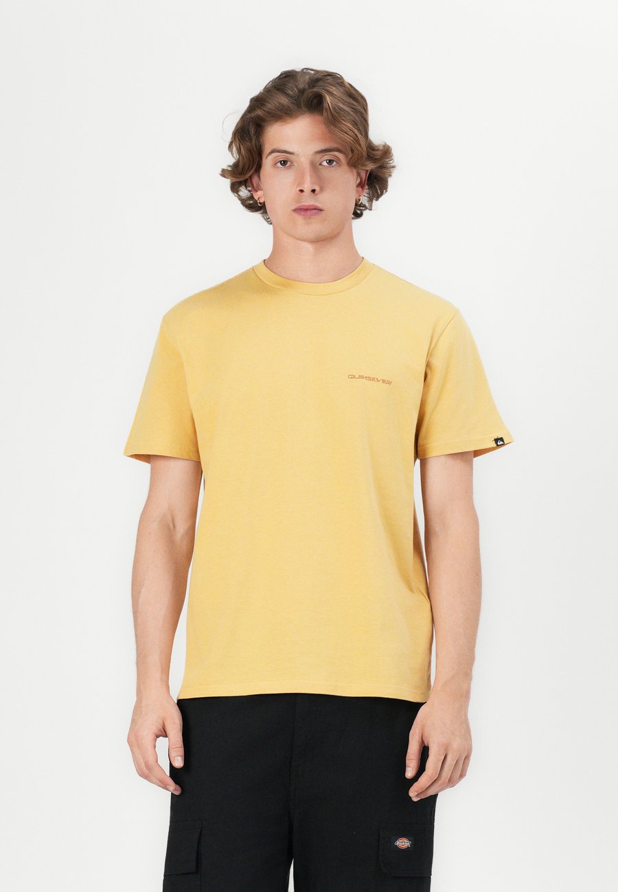 

Футболка Quiksilver DESERT WAVES UNISEX, Rattan/Yellow, Коричневый, Футболка Quiksilver DESERT WAVES UNISEX, Rattan/Yellow