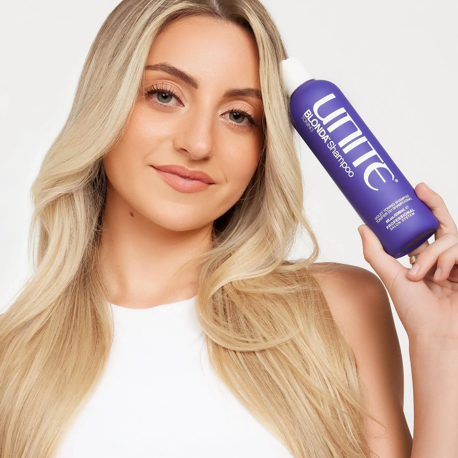 UNITE Hair - BLONDA Тонирующий фиолетовый шампунь - Профессиональная формула для нейтрализации медных и желтых оттенков за 60 секунд - Осветляет светлые, седые и мелированные волосы - 950 мл 1000 мл (1 шт.), Purple — фото 4
