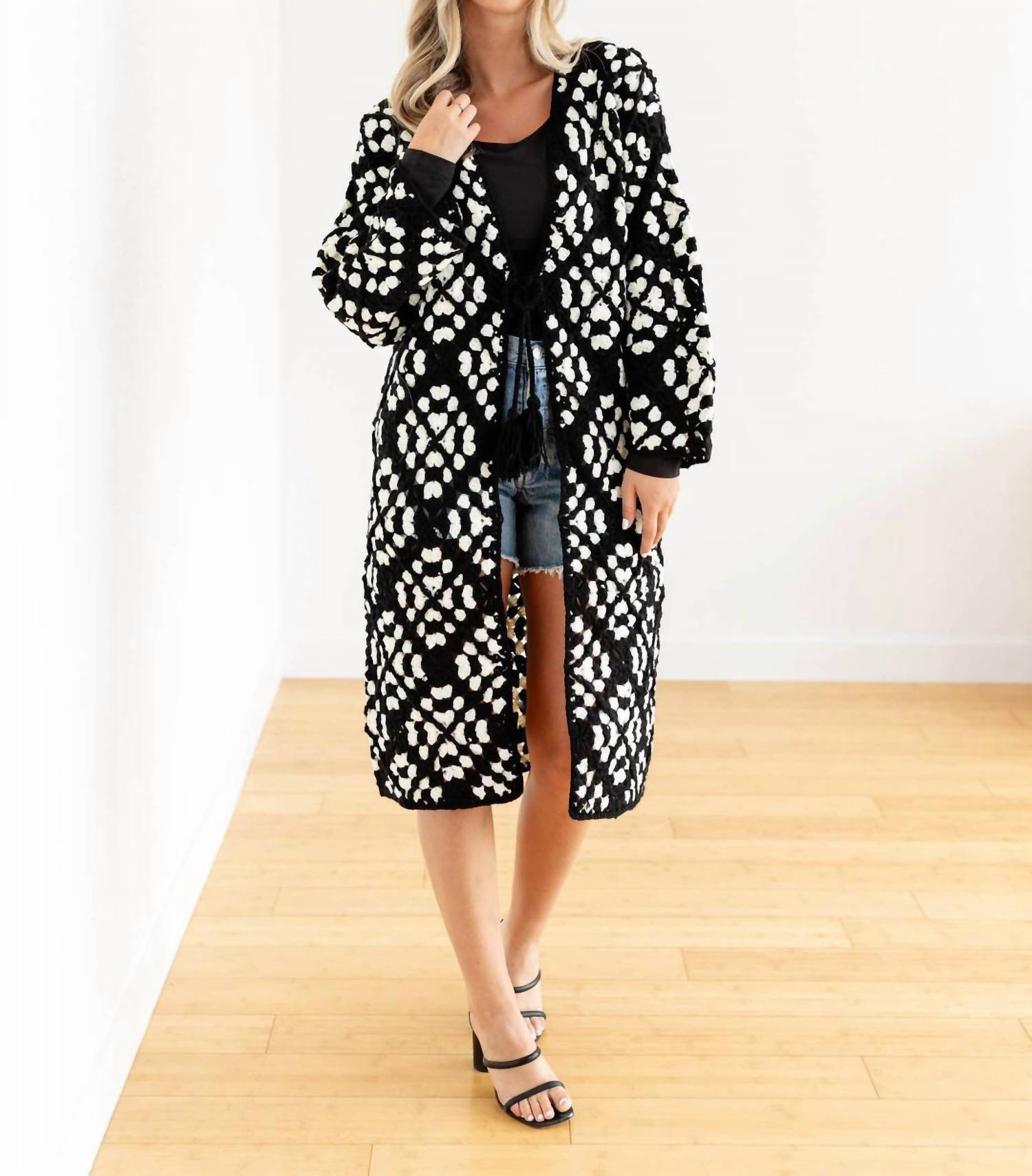 

Длинный вязаный крючком кардиган с цветными деталями в черном/белом цвете ELAN