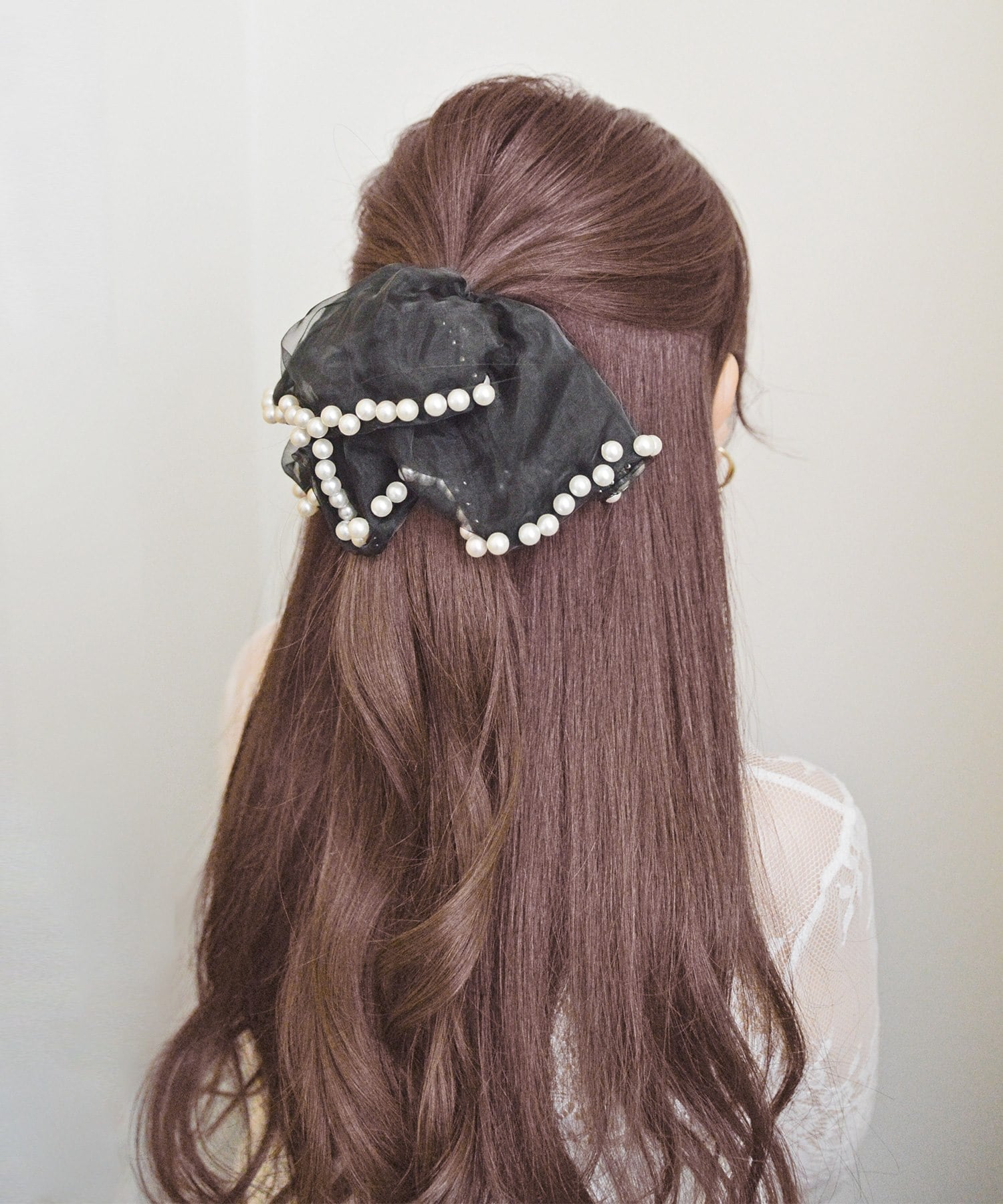 Резинка для волос /Pearl organza scrunchie Styiro, BK