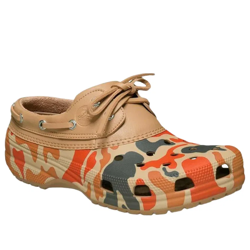 Классические мокасины Crocs Duck Camo, цвет tan — фото 3