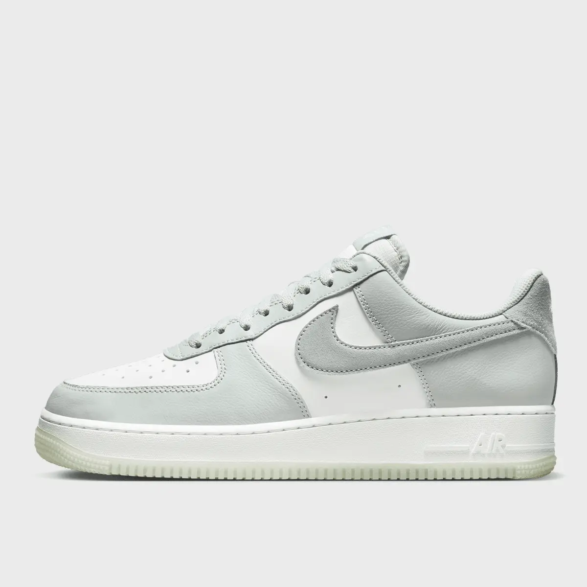 

Кроссовки Nike Air Force 1 '07 LV8, белый