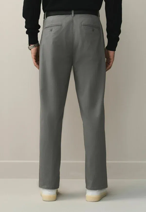 Брюки чинос Regular tapered fit single pleat с ремнем, Next, светло-серый — фото 3