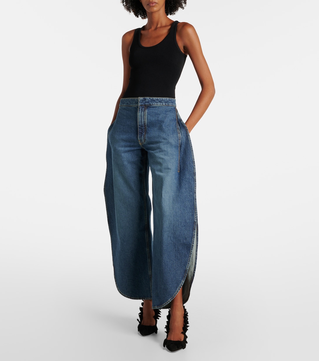 Туфли-лодочки из замши с рюшами в виде лепестков Alaïa, Noir — фото 3