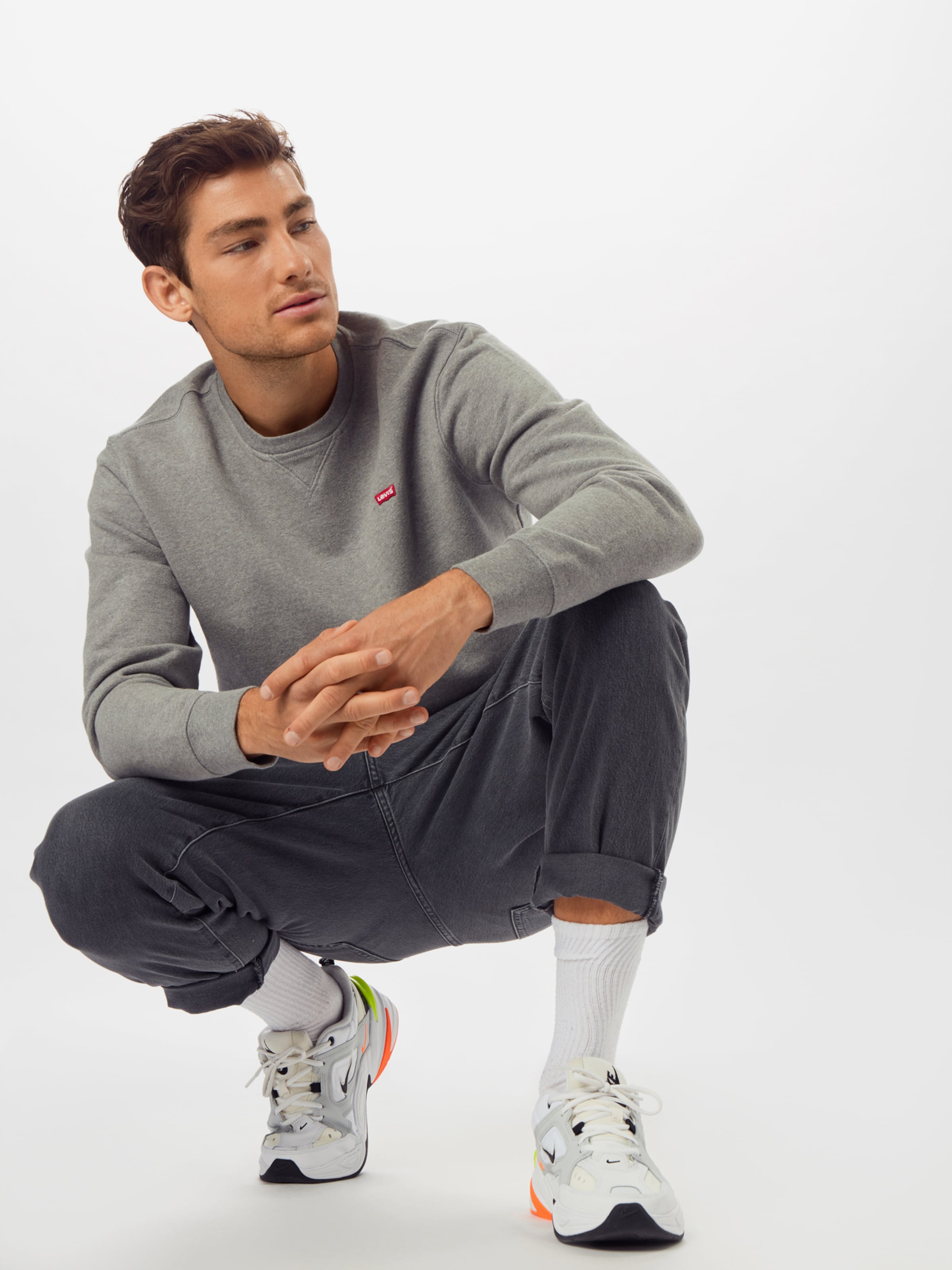 LEVI'S  Свитшот Regular fit 'Original Housemark Crewneck Sweatshirt' в темно-сером цвете — фото 4