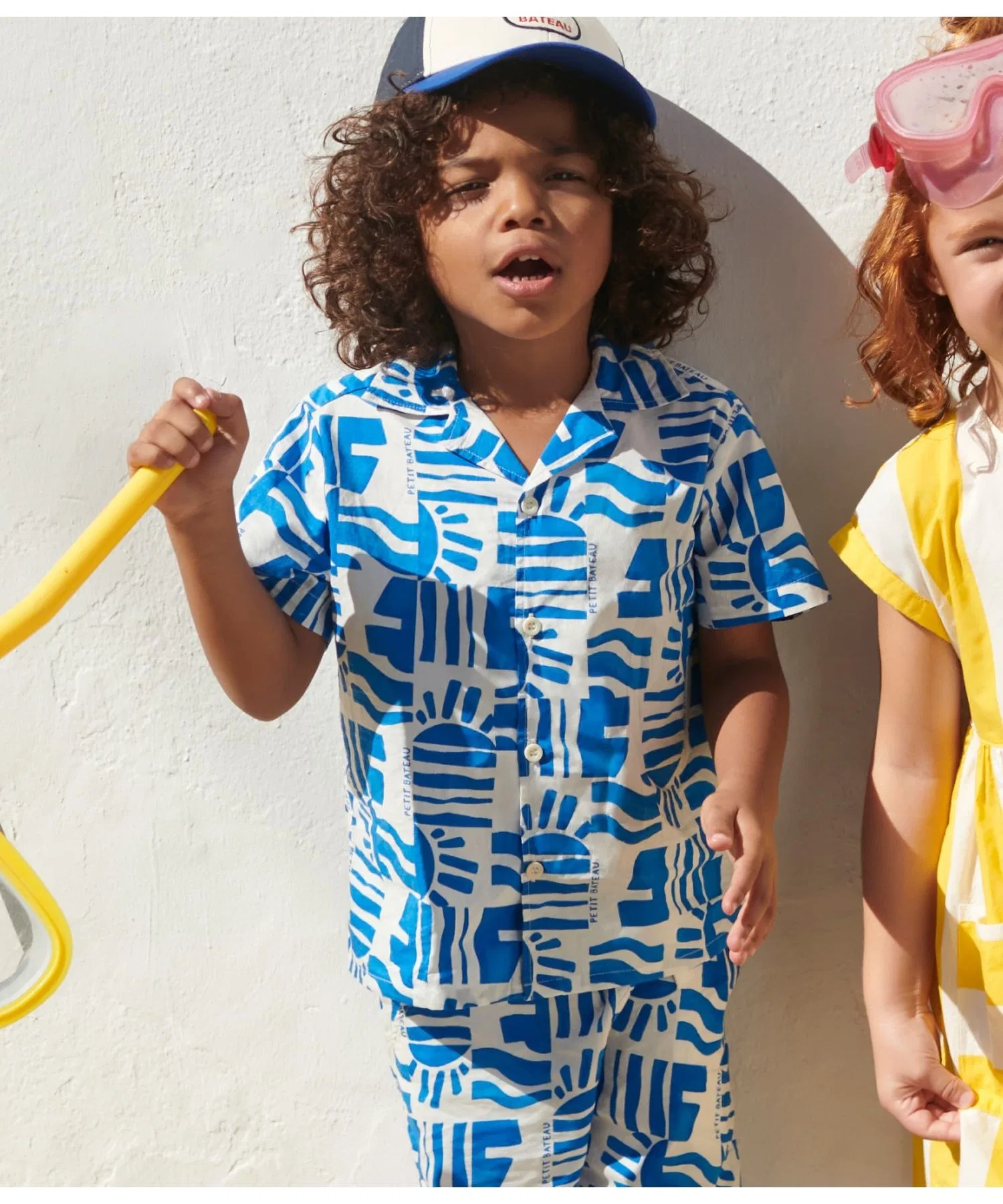 Детская футболка с принтом PETIT BATEAU бело-синяя