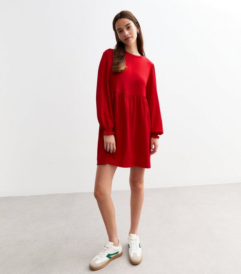 

Красное мини-платье с длинными рукавами и жатым узором New Look, красный