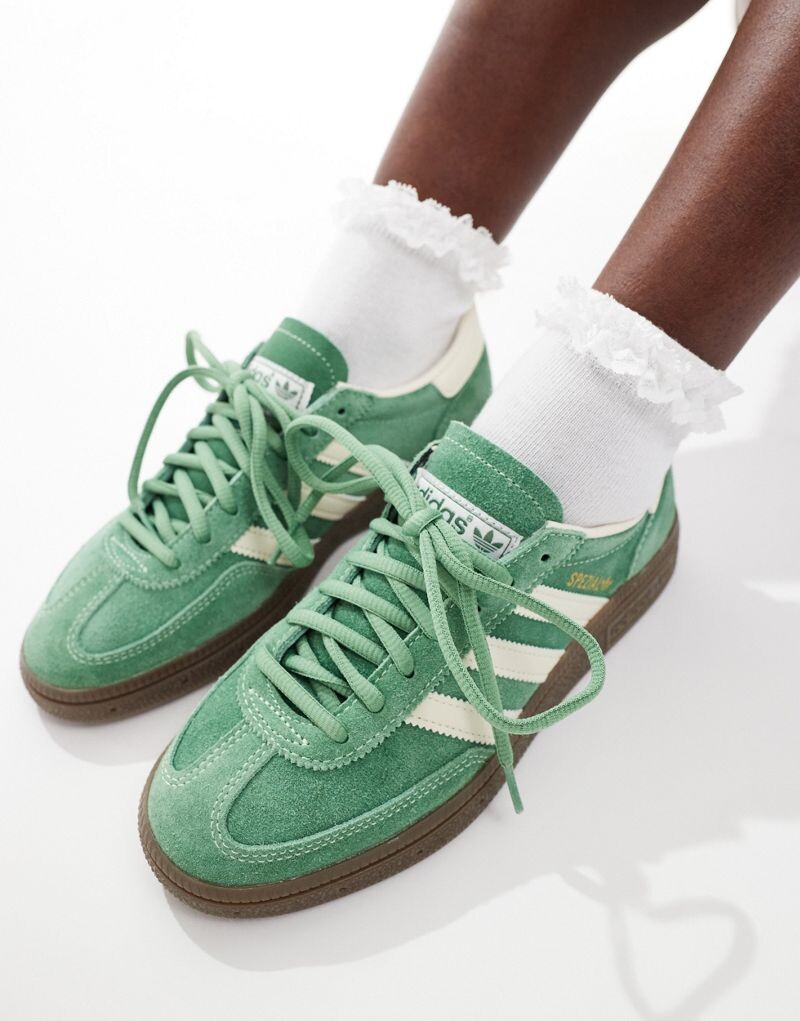 Бело-зеленые кроссовки на резиновой подошве adidas Handball Spezial