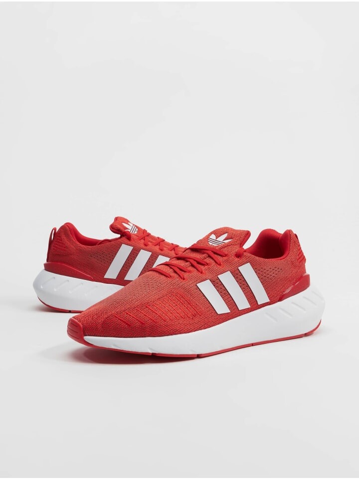 

Кроссовки на шнуровке adidas, цвет vivid red